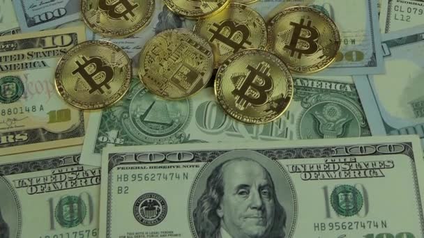 Dolly Shot Van Gouden Bitcoin Btc Munten Bankbiljetten Ons Dollar — Stockvideo