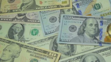 Dolly altın Bitcoin, Btc sikkelerinde banknotlar, bize dolar vurdu. BTC altın sikke sanal elektronik para bankacılık web ve uluslararası ağ ödeme için sembolüdür 