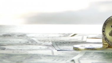 Dolly altın Bitcoin, Btc sikkelerinde banknotlar, bize dolar vurdu. BTC altın sikke sanal elektronik para bankacılık web ve uluslararası ağ ödeme için sembolüdür 