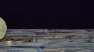 Dolly altın Bitcoin, Btc sikkelerinde banknotlar, bize dolar vurdu. BTC altın sikke sanal elektronik para bankacılık web ve uluslararası ağ ödeme için sembolüdür 