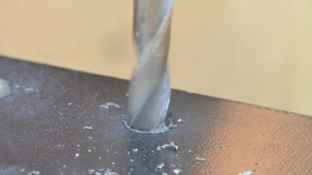 Uomo Che Usa Trapano Acciaio Perforare Metallo Lavorazione Dei Metalli — Video Stock