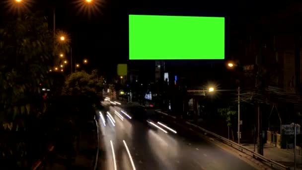 Schermo Verde Cartellone Pubblicitario Vuoto Accanto Alla Strada Con Traffico — Video Stock