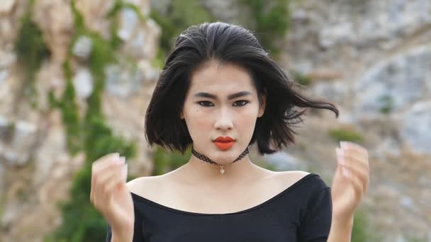 Mujer Asiática Joven Mirando Cámara Cabello Soplando Viento Cámara Lenta — Vídeos de Stock