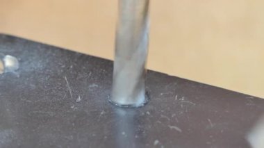 Çelik bir tatbikat için matkap metal kullanan adam. Metal işleme, endüstriyel arka plan.