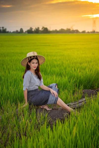 Las mujeres asiáticas en el paisaje rural — Foto de Stock