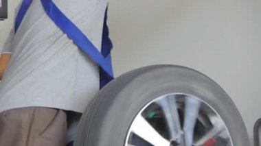 Asyalı teknisyenler tamirat, bakım ve bozukluk yapıyor. Garajdaki arabadan bıktılar..
