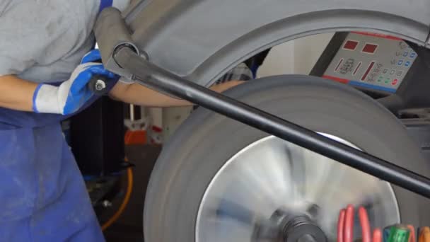 Asian Technicians Repairing Maintenance Change Tire Car Garage — Stock Video
