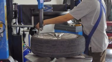 Asyalı teknisyenler tamirat, bakım ve bozukluk yapıyor. Garajdaki arabadan bıktılar..