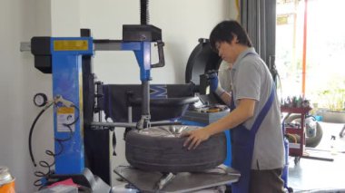 Asyalı teknisyenler tamirat, bakım ve bozukluk yapıyor. Garajdaki arabadan bıktılar..