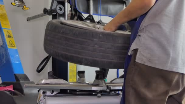 Azjatyccy Technicy Naprawiają Konserwują Wymieniają Opony Samochodu Garażu — Wideo stockowe