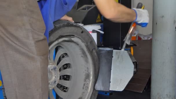 Técnicos Asiáticos Están Reparando Mantenimiento Cambio Neumático Coche Garaje — Vídeo de stock