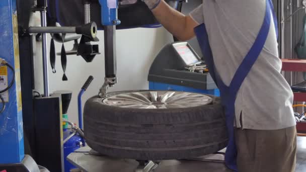 Técnicos Asiáticos Estão Reparando Manutenção Mudança Pneu Carro Garagem — Vídeo de Stock