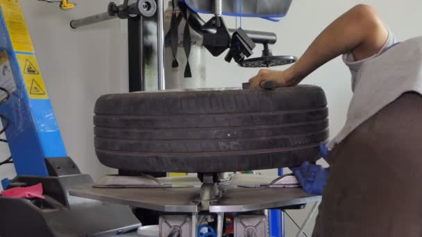 Técnicos Asiáticos Estão Reparando Manutenção Mudança Pneu Carro Garagem — Vídeo de Stock