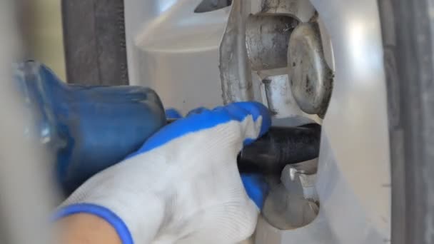 Asian Technicians Repairing Maintenance Change Tire Garage — Stockvideo