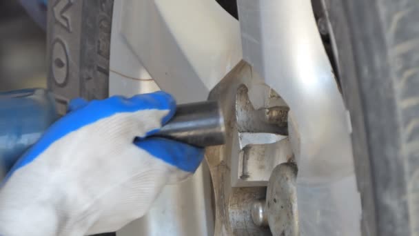 Técnicos Asiáticos Están Reparando Mantenimiento Cambio Neumáticos Garaje — Vídeos de Stock