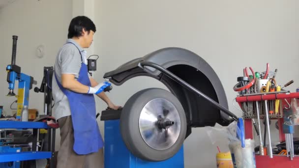 Techniciens Asiatiques Sont Réparation Entretien Changement Pneu Dans Garage — Video