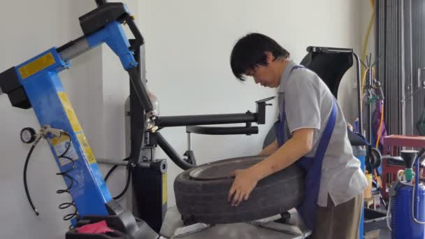 Techniciens Asiatiques Sont Réparation Entretien Changement Pneu Dans Garage — Video