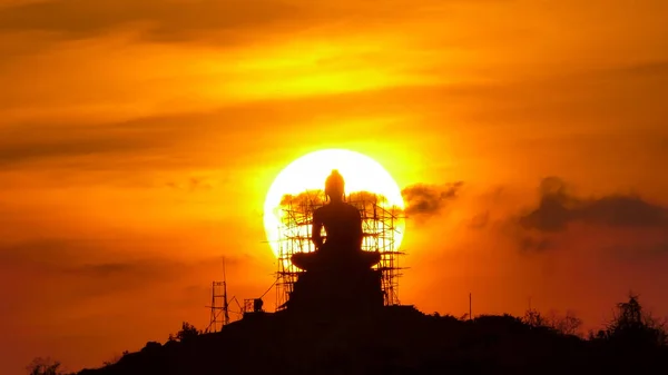 Silhouet van het bouwen van Boeddha bij zonsondergang. — Stockfoto