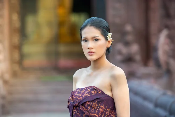 Junge asiatische Frauen in traditioneller Tracht. — Stockfoto