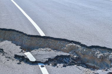 Asfalt yol çöker, sel yüzünden çöker ve çöker..