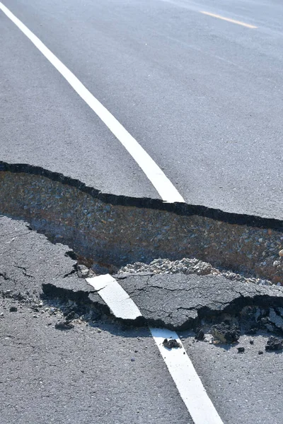 Asfalt yol çöker, sel yüzünden çöker ve çöker..