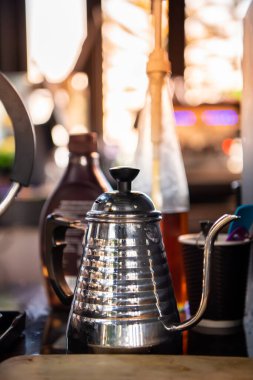 Kahve demleme aletlerini kapat, Drip Kahve, düşük ışıkta.