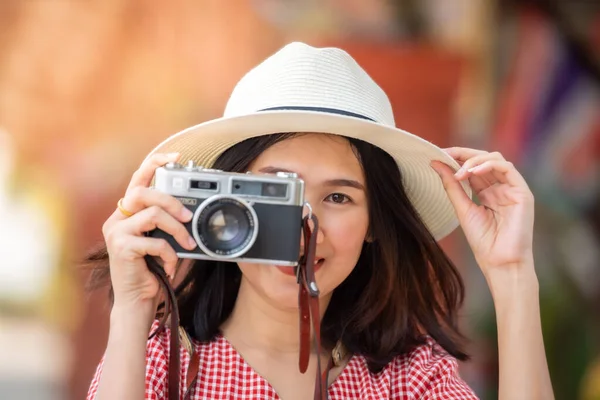 Азійські Жінки Туристки Фотоапаратом Яскраво Посміхаються Залізничному Вокзалі — стокове фото