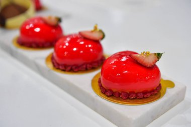 Çilekli Dondurmalı Kek. Modern tatlı..