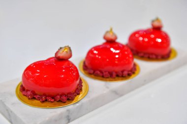 Çilekli Dondurmalı Kek. Modern tatlı..