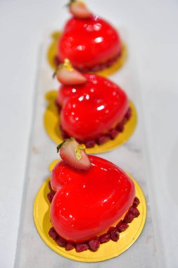 Çilekli Dondurmalı Kek. Modern tatlı..