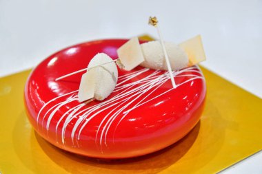 Çilekli Dondurmalı Kek. Modern tatlı..