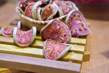 Bael meyvesi dilimleri, matum, çay ve yiyecek için..