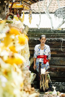 Bali, Endonezya - 13 Aralık: Balili kadın geleneksel cos