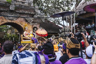 Bali, Endonezya - 8 Mayıs: royal de katılan Bali insanlar 