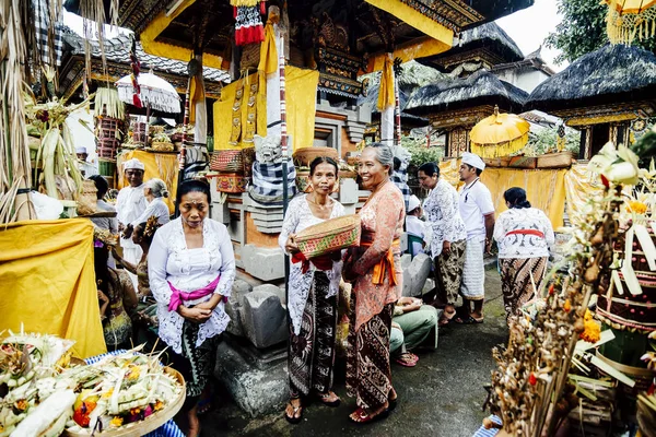 Bali, Endonezya - 13 Aralık: Bali geleneksel çünkü kadınlarda — Stok fotoğraf