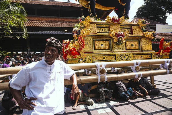 Bali, Endonezya - 8 Mayıs: royal de katılan Bali insanlar — Stok fotoğraf