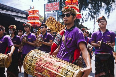 Bali, Endonezya - 8 Mayıs: royal de katılan Bali insanlar 