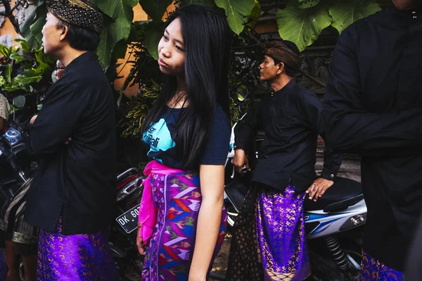 BALI, INDONESIA - 8 MAI: Balinezii care participă la ceremonia regală — Fotografie, imagine de stoc