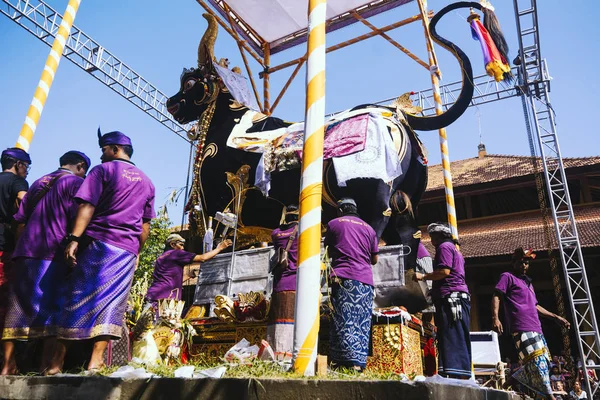 Bali, Endonezya - 8 Mayıs: royal de katılan Bali insanlar 