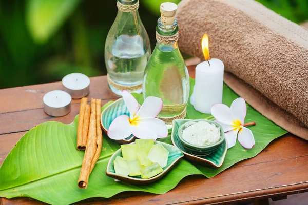 Spa frangipani, havlu, mumlar, taze aloe ile natürmort