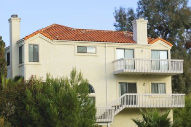 Kırmızı çatı ev (Güney Kaliforniya)