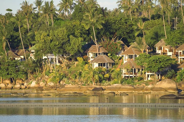 Casas blancas en una bahía al atardecer —  Fotos de Stock