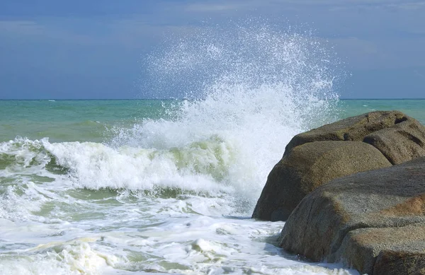岩に打ち寄せる波 — ストック写真