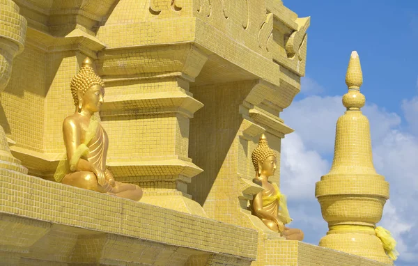 Αγάλματα του Βούδα στην παγόδα Laem Sor — Φωτογραφία Αρχείου