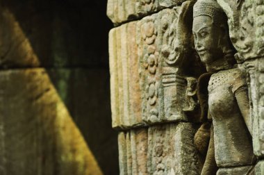 Ta Prohm Tapınağı (Angkor, Kamboçya'nda eski bir Apsara heykel)