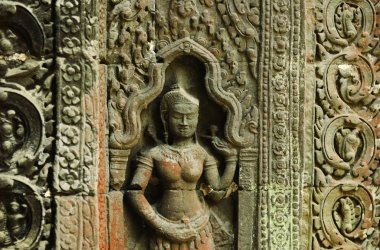 Ta Prohm Tapınağı (Angkor, Kamboçya'nda eski bir Apsara heykel)