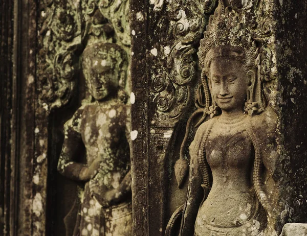 Uma bela estátua Apsara no Templo Bayon (Angkor, Camboja ) — Fotografia de Stock