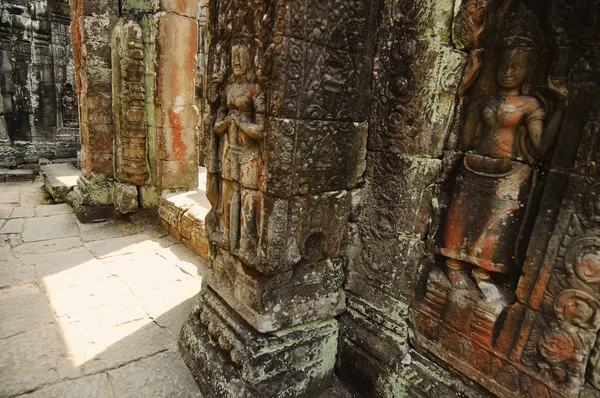 Banteay kdei Tempel Basrelief mit Apsara und Dvarapala (angkor — Stockfoto