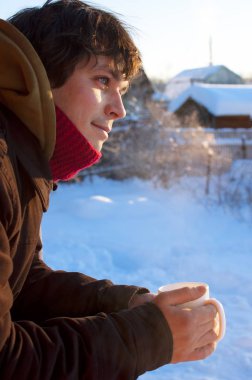 Yakışıklı delikanlı karlı kış sabah sıcak içecek içme