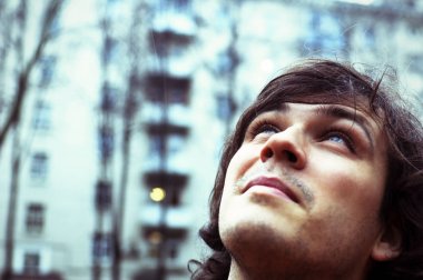 Sorun: şehir bina arka plan ile Yağmurlu hava kontrol gökyüzü bakıyorsun adam